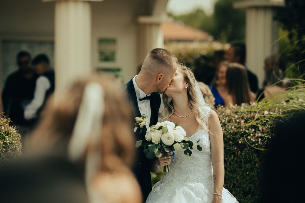 Photographe de mariage capturant des instants sincères et intemporels avec une approche artistique, élégante et naturelle.