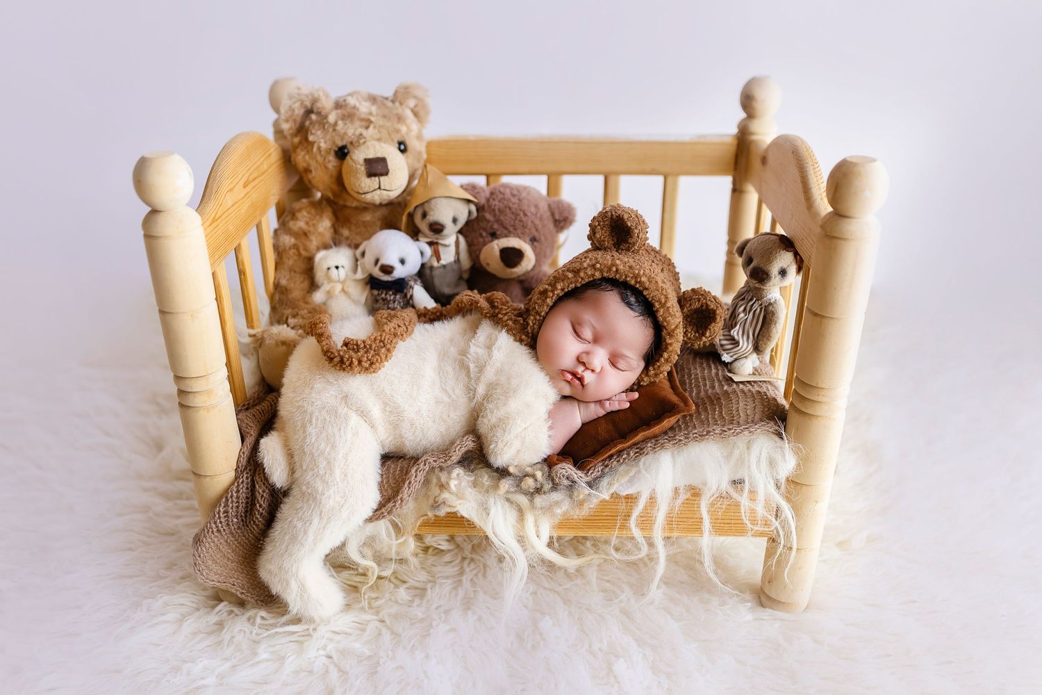 Bebe duramiendo en camita de madera ositos vintage baby boy bebes en ponce fotografa de newborn en Ponce Fotos de bebes