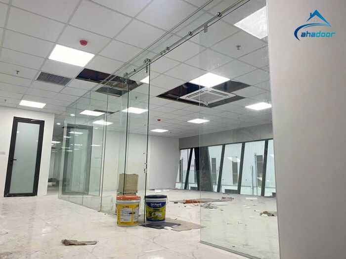 Thi công vách kết hợp cửa kính cường lực 2 cánh cho tòa nhà văn phòng tại Hà Nội