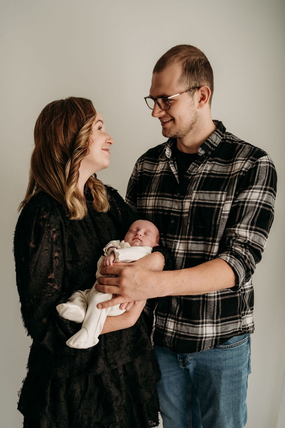 liefdevolle newborn fotoshoot gezinsfoto's