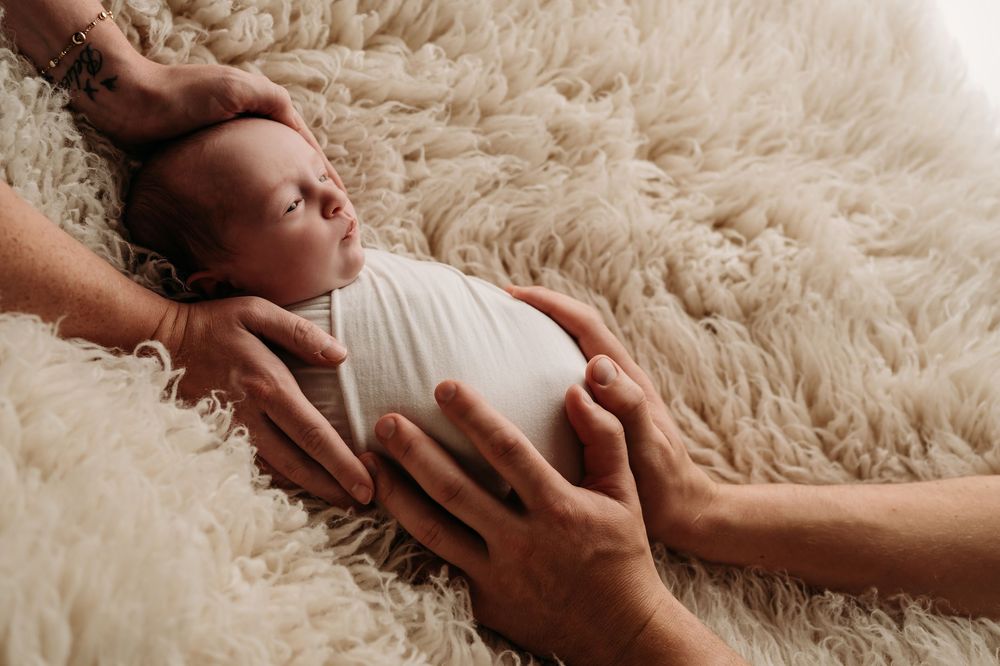 newborn shoot met papa en mama