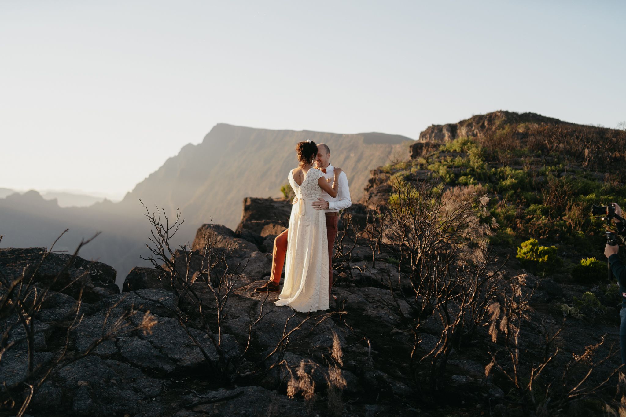 Quand la montagne s’éveille : un couple immortalisé au lever du soleil