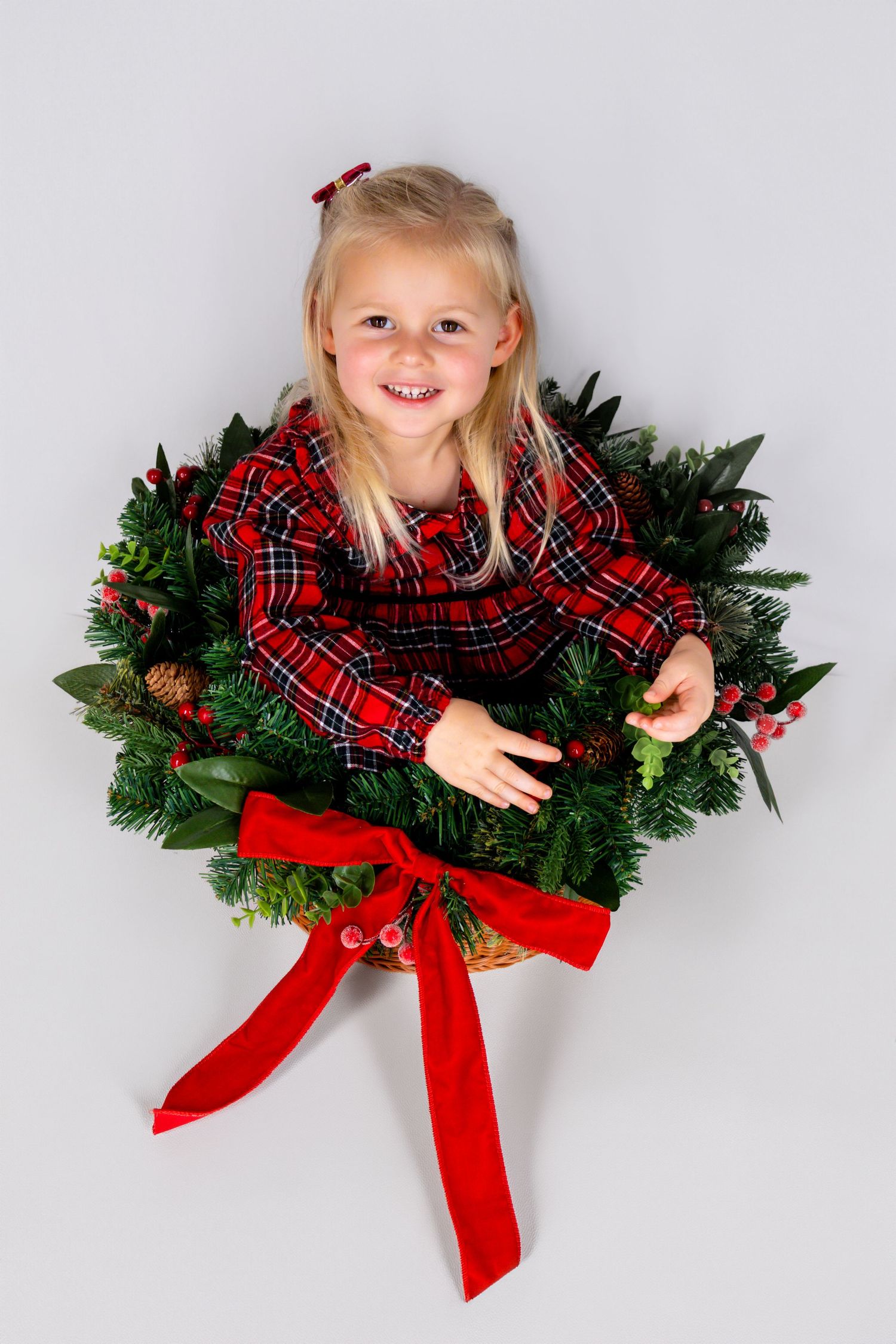 Sparkle and shine this Christmas! 🌟 Book your baby or toddler's festive photoshoot in Hong Kong and capture those priceless smiles! 📷🎉