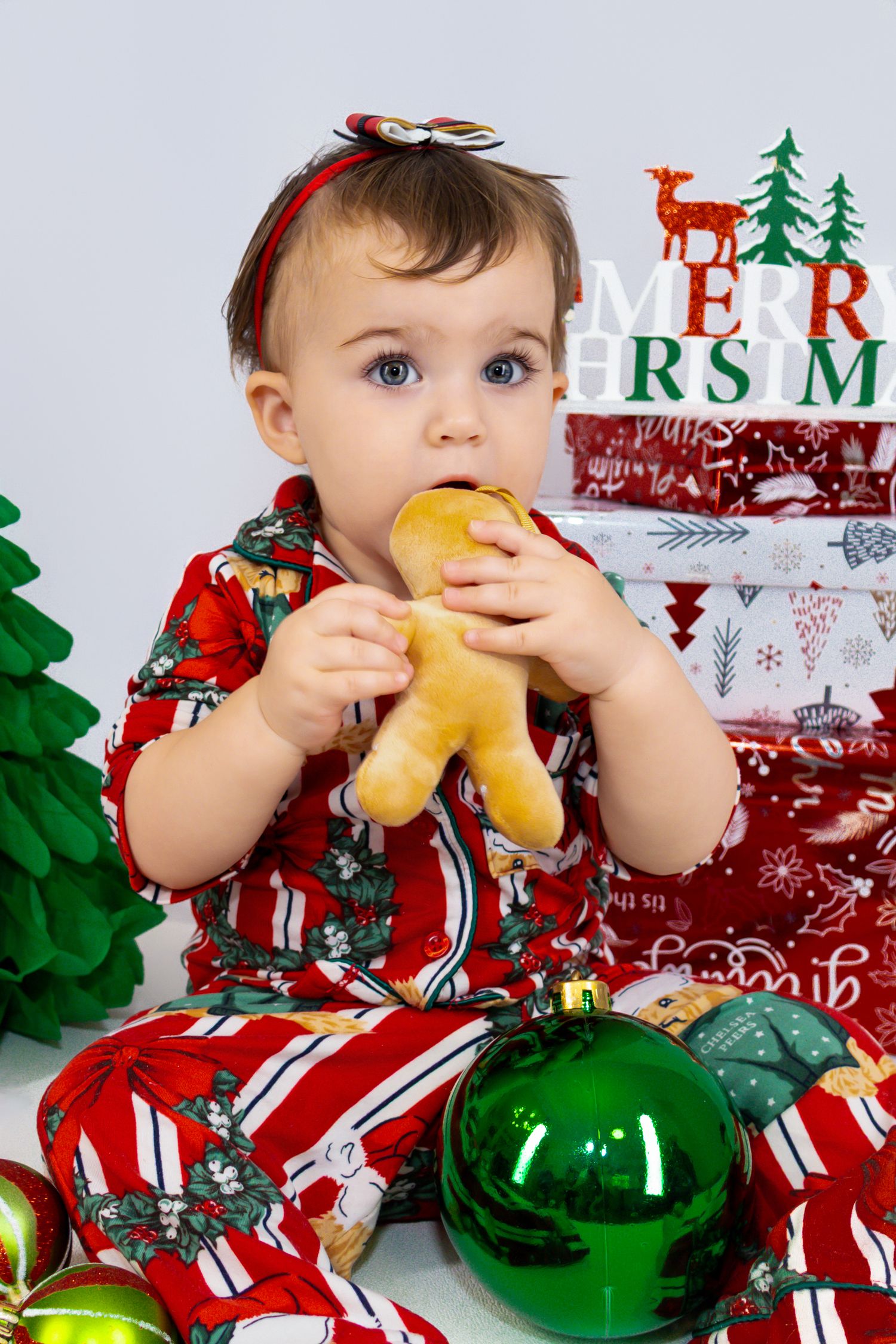 Family photos with a fun and personal touch, capture the joy and magic this holiday season!