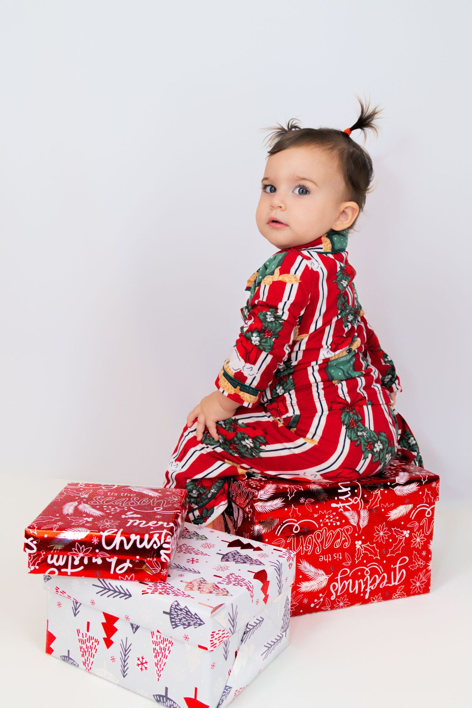 Joy, laughter, and holiday cheer! 🎅 Capture your family's unique moments this Christmas in Hong Kong—fun sessions at affordable prices! 🎁✨