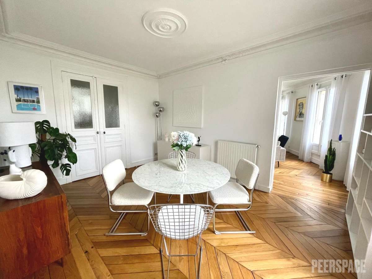 Vue intérieure d’un salon haussmannien élégant avec mobilier moderne bleu et jaune