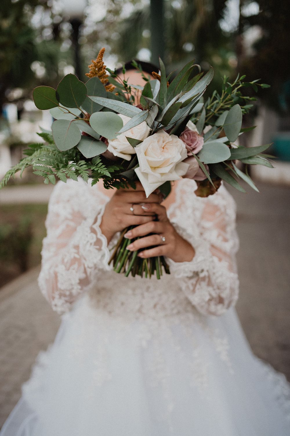 Ramo de novia tapando el rostro en una foto creativa