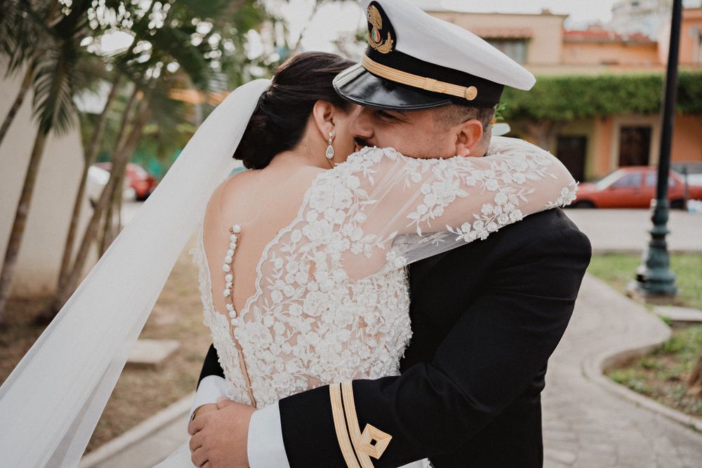Abrazo lleno de emoción después del first look (wedding photographer Mazatlán)