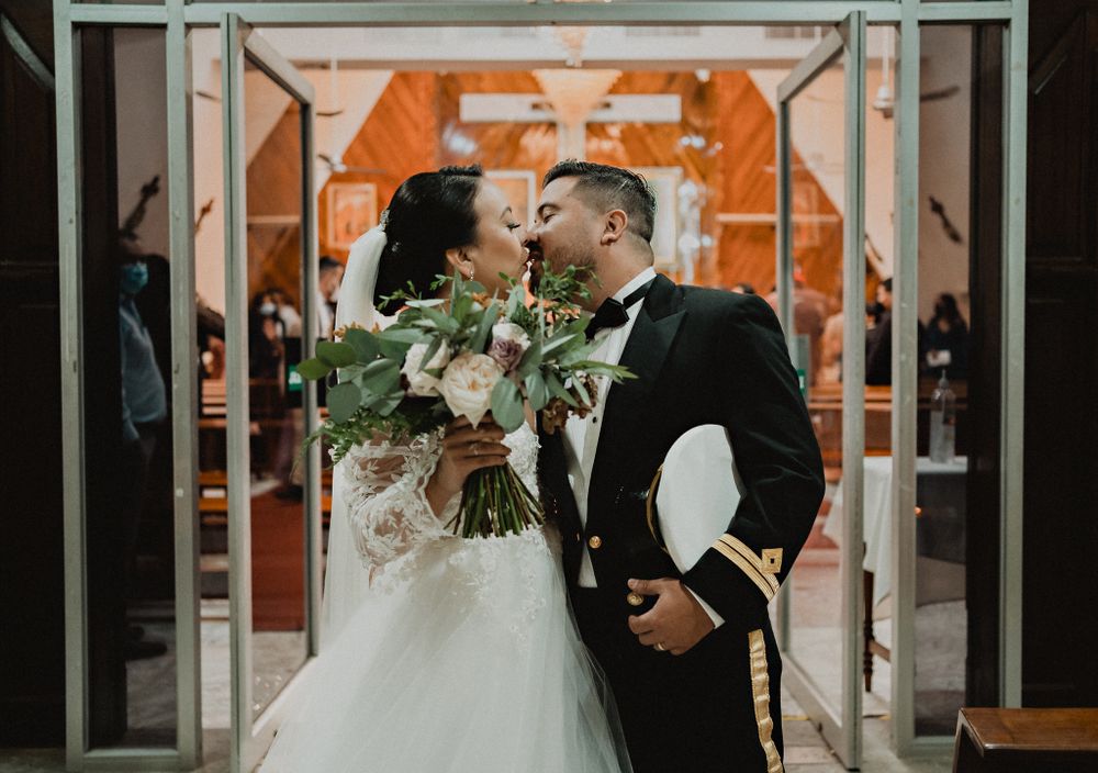 Beso de los novios al salir de la iglesia Sagrada Familia