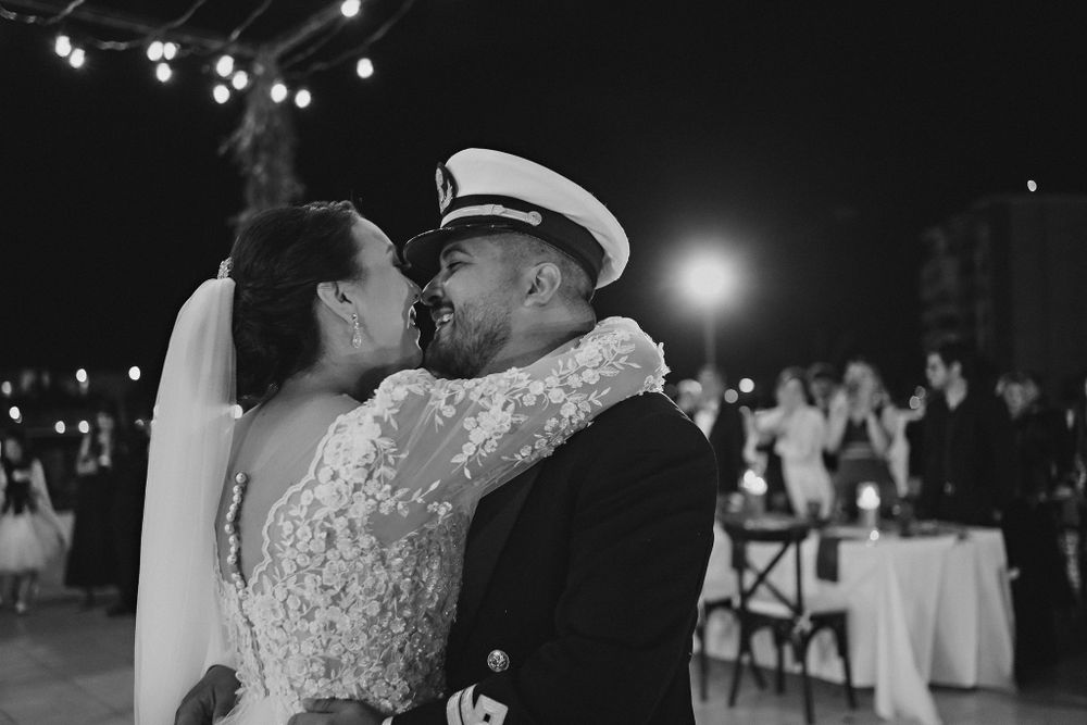 Primer baile de novios, sonrisas y felicidad
