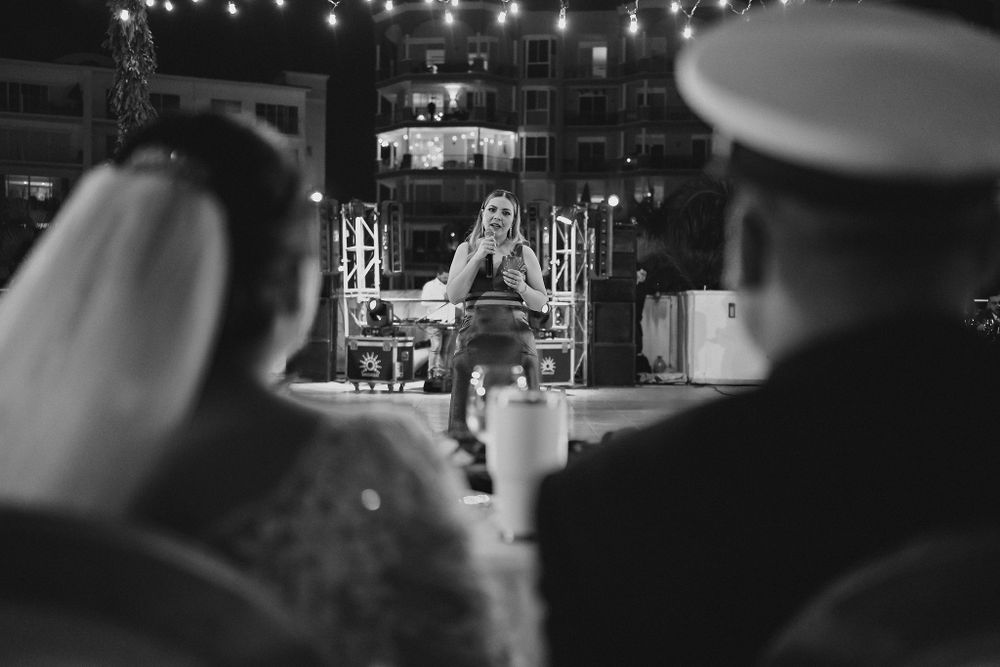 Hermana dedicando palabras a los novios en la recepción