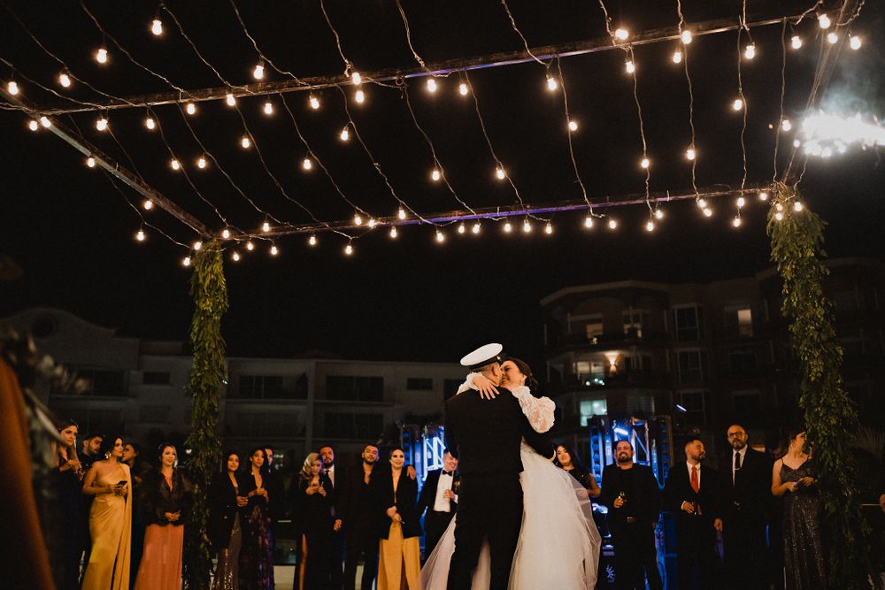 Baile romántico de los novios en Terraza Porto Marina