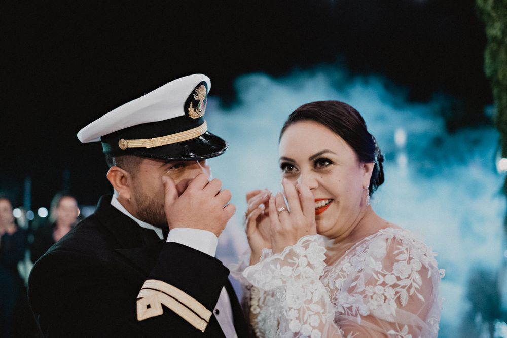 Novios conmovidos con lágrimas en los ojos