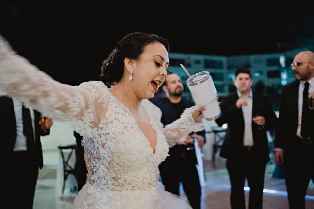 Novia disfrutando y bailando con alegría