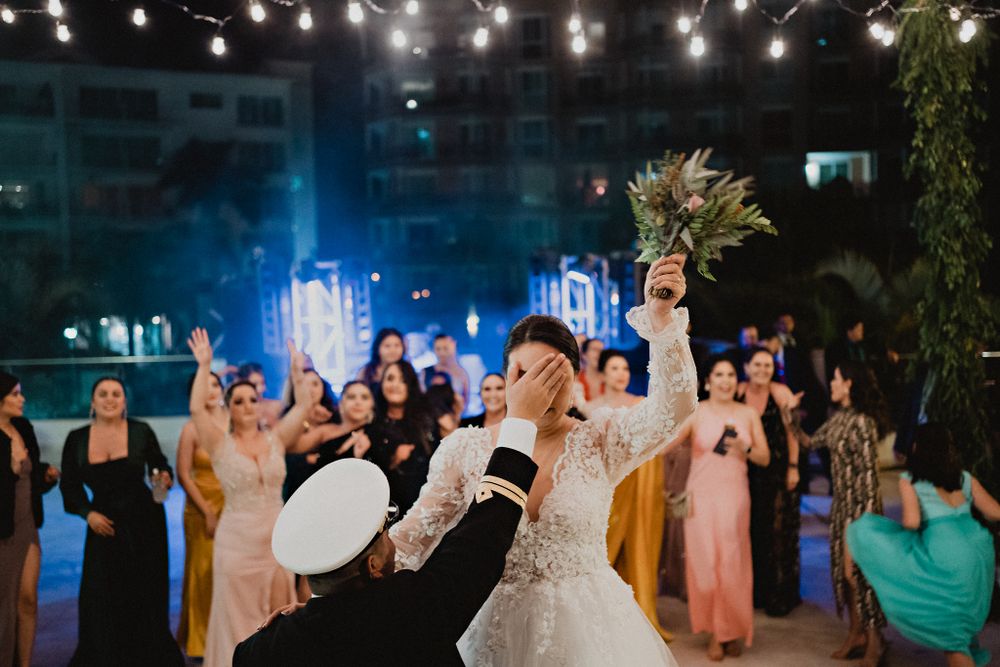 Novio bebiendo de su zapato, momento divertido de la fiesta