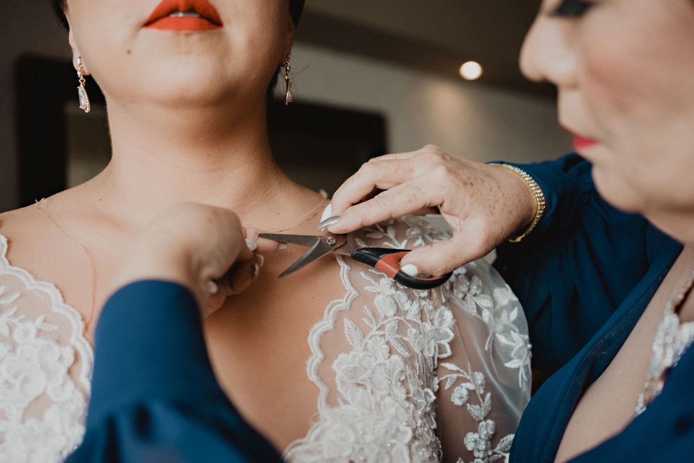 Madre colocando el último detalle del vestido de novia