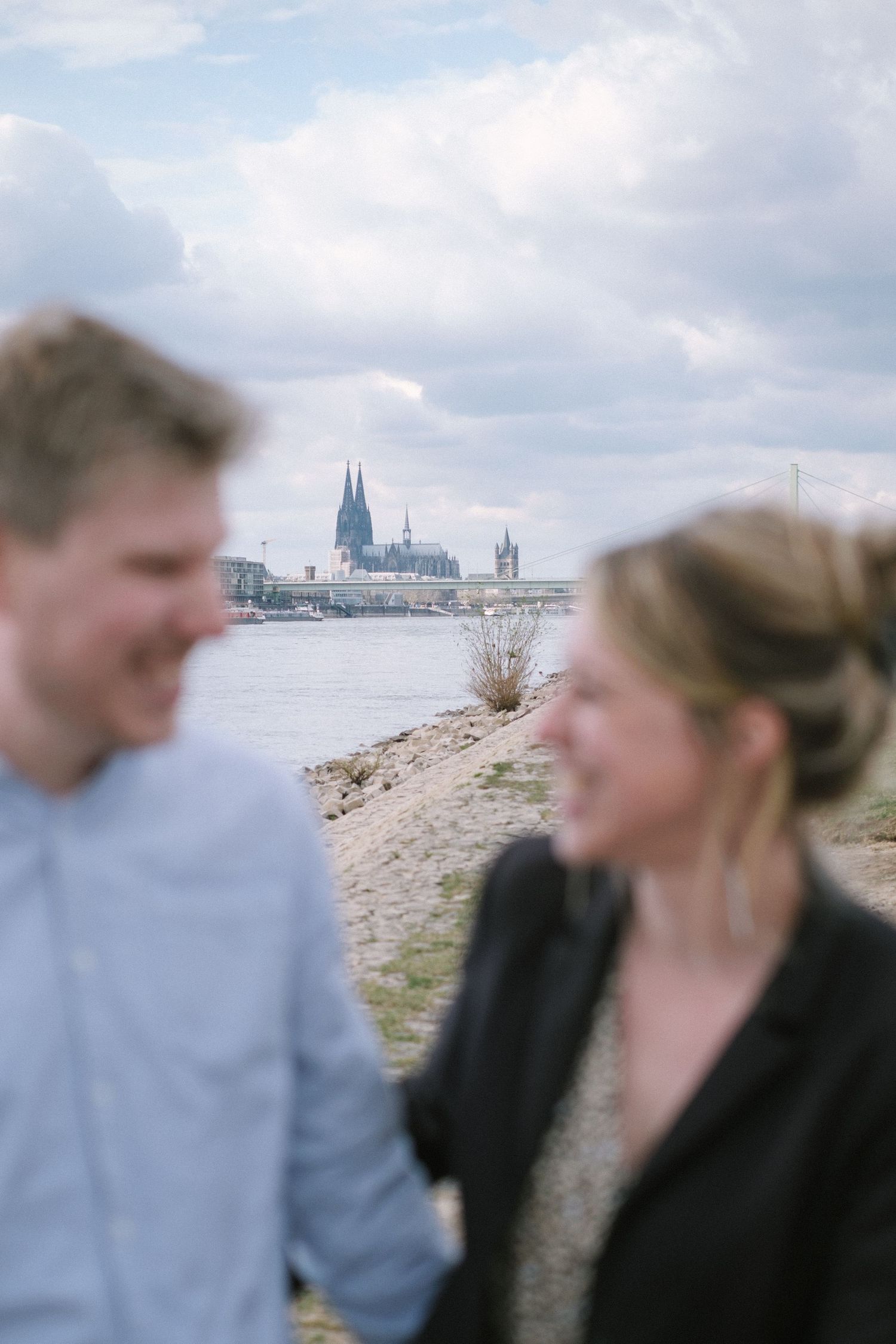 Pärchen vor dem Kölner Dom