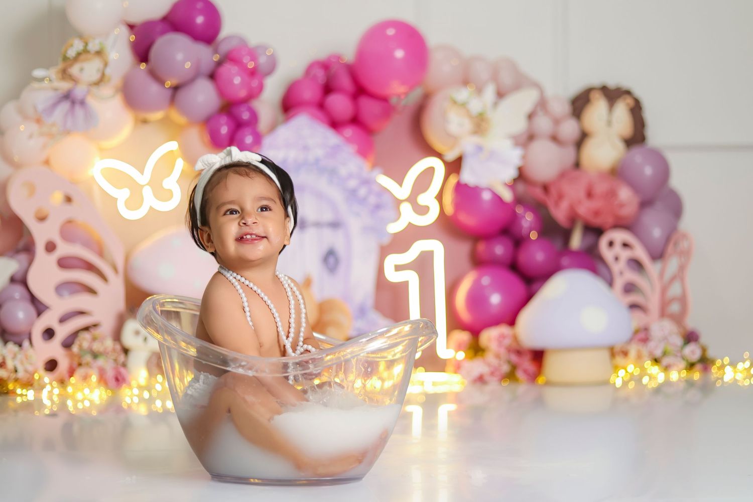 Fotógrafo Cake Smash en Quito para sesión de fotos de primer año con decoración temática y pastel personalizado en estudio.