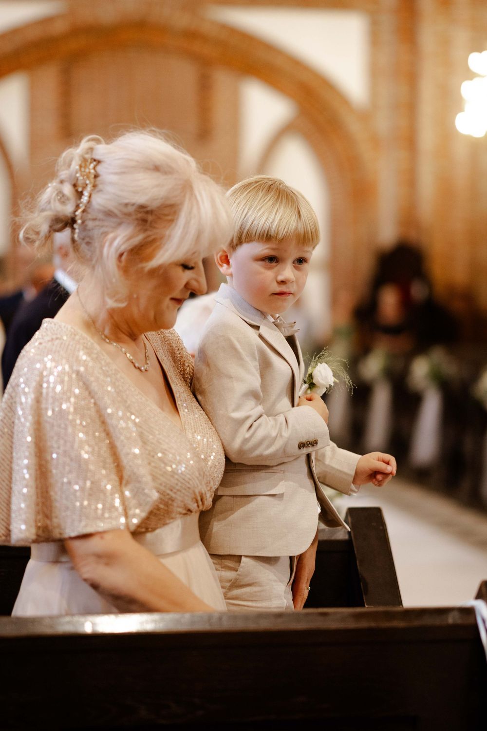 Ślub w historycznym wnętrzu kościoła pod Warszawą