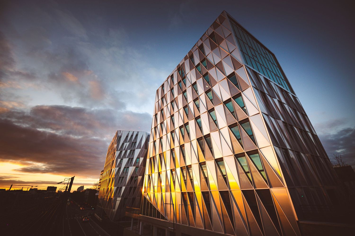 Photographie architecturale Bretagne – valorisation façade immeuble tertiaire au coucher de soleil