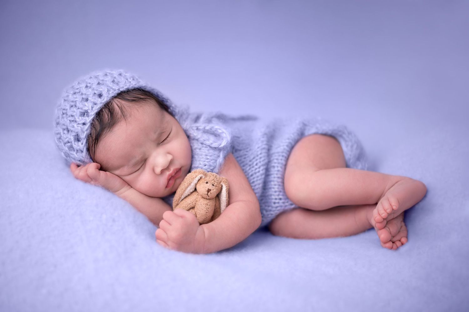 newborn baby and child photographer based in ashford kent england united kingdom in studio luxury sessions newborn little sitters cakesmash