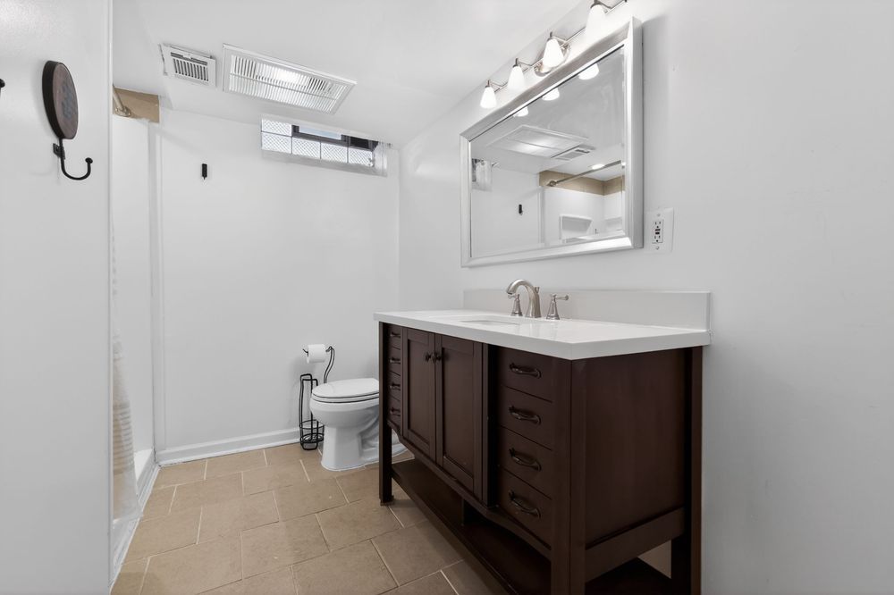 Professional real estate photography of a Bathroom in Madison Heights, Michigan