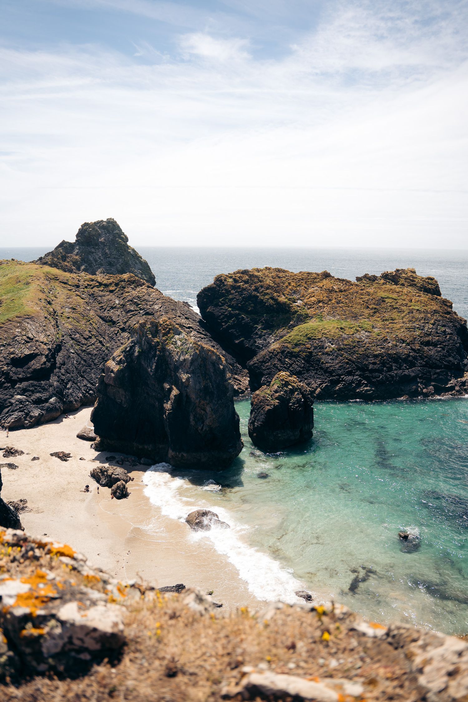 plage de kynance cove dans les cornouailles en angleterre