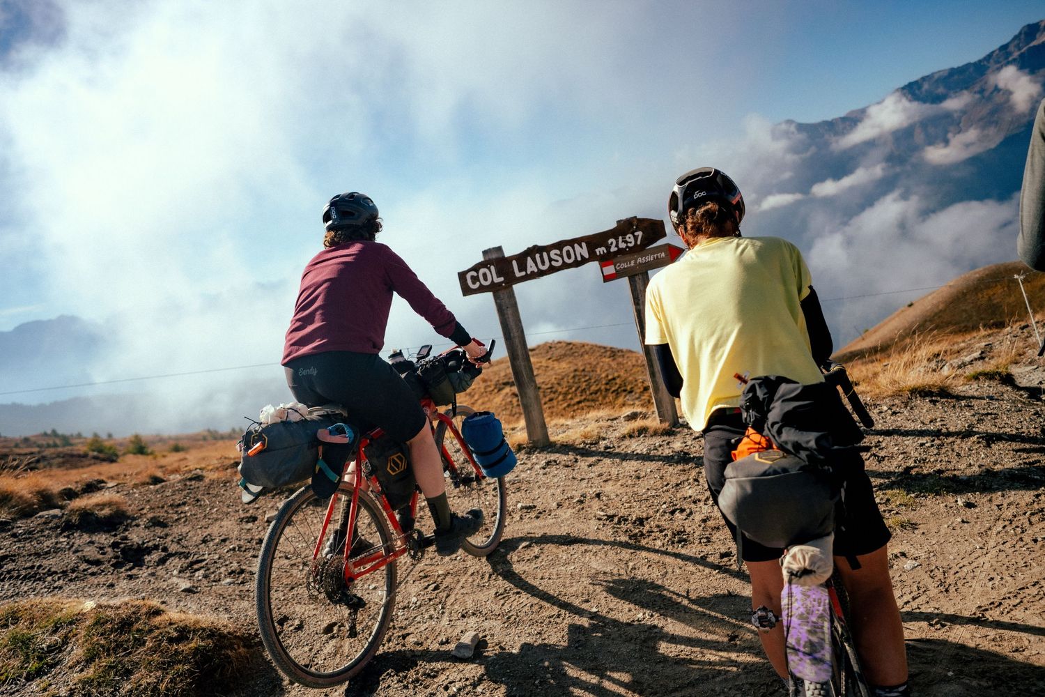 Image de personne heureuses en bikapacking bivouak off-road