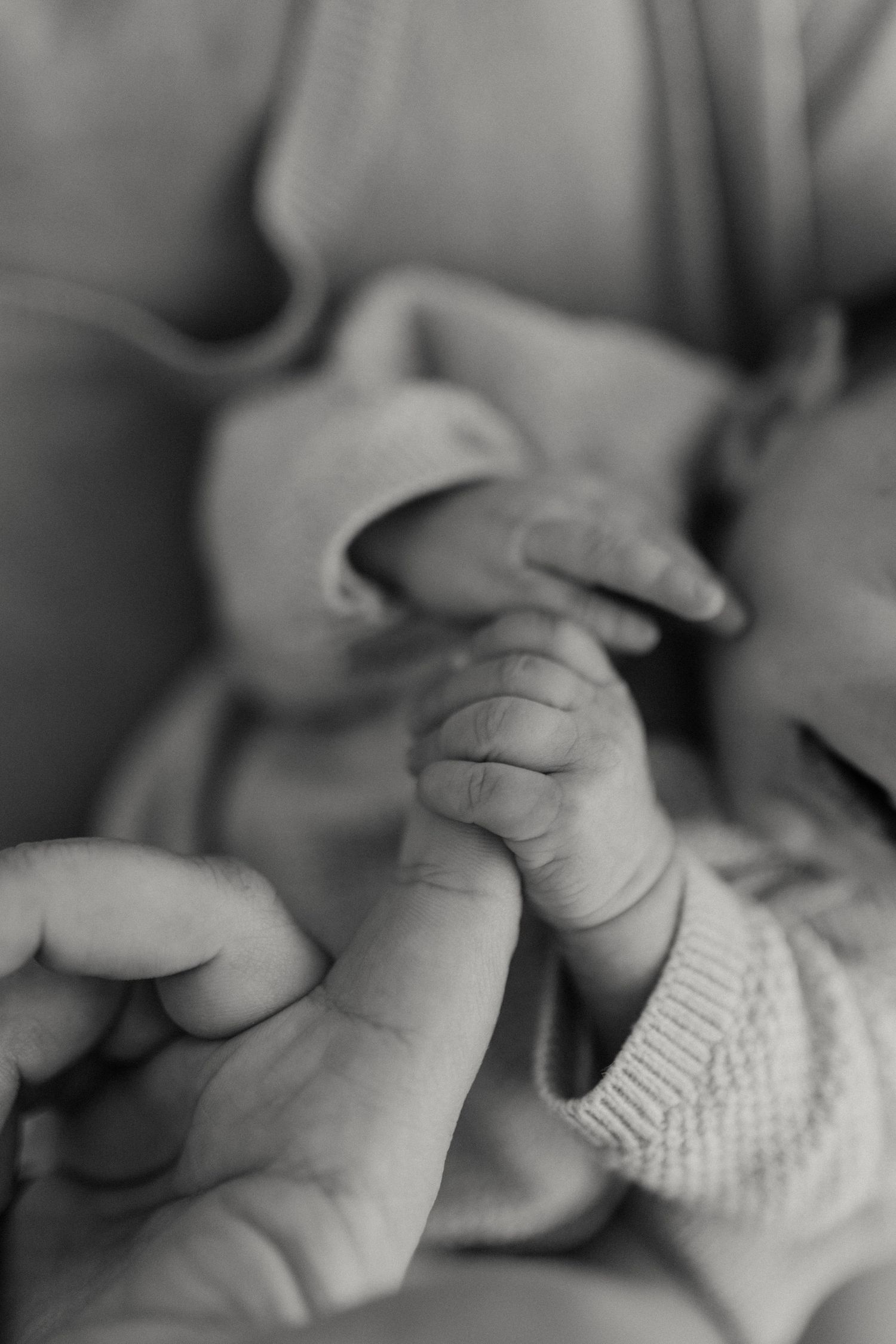 Detalle de la mano de recién nacido durante sesión newborn lifestyle en Tarragona