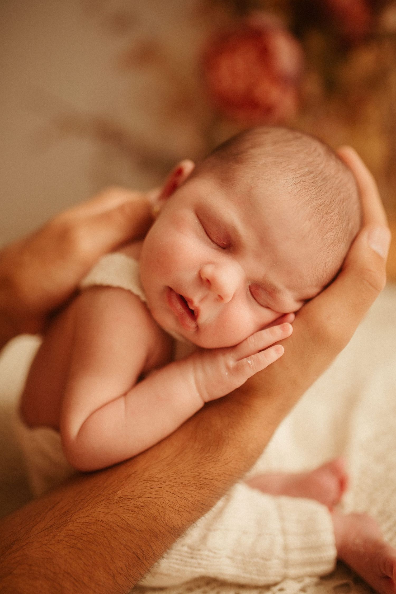 Primer plano del rostro de recién nacido en sesión newborn lifestyle en Vila-seca