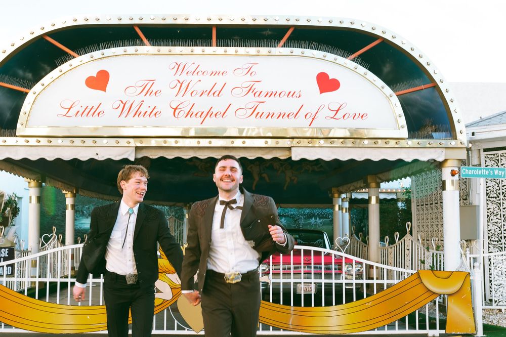 Las Vegas sign elopement