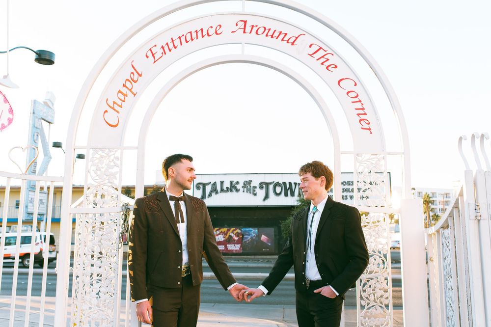 Las Vegas sign elopement