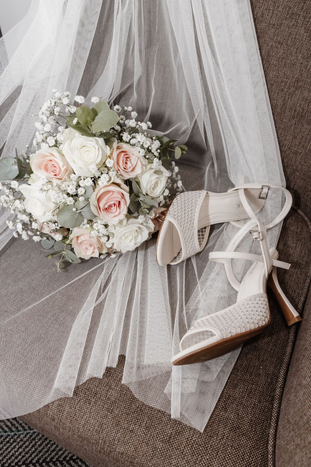 Brautstrauß aus Rosen und Schleierkraut mit Schleier und Brautschuhen, Schwarz-Weiß – Hochzeitsdetails in Duisburg-Mitte.