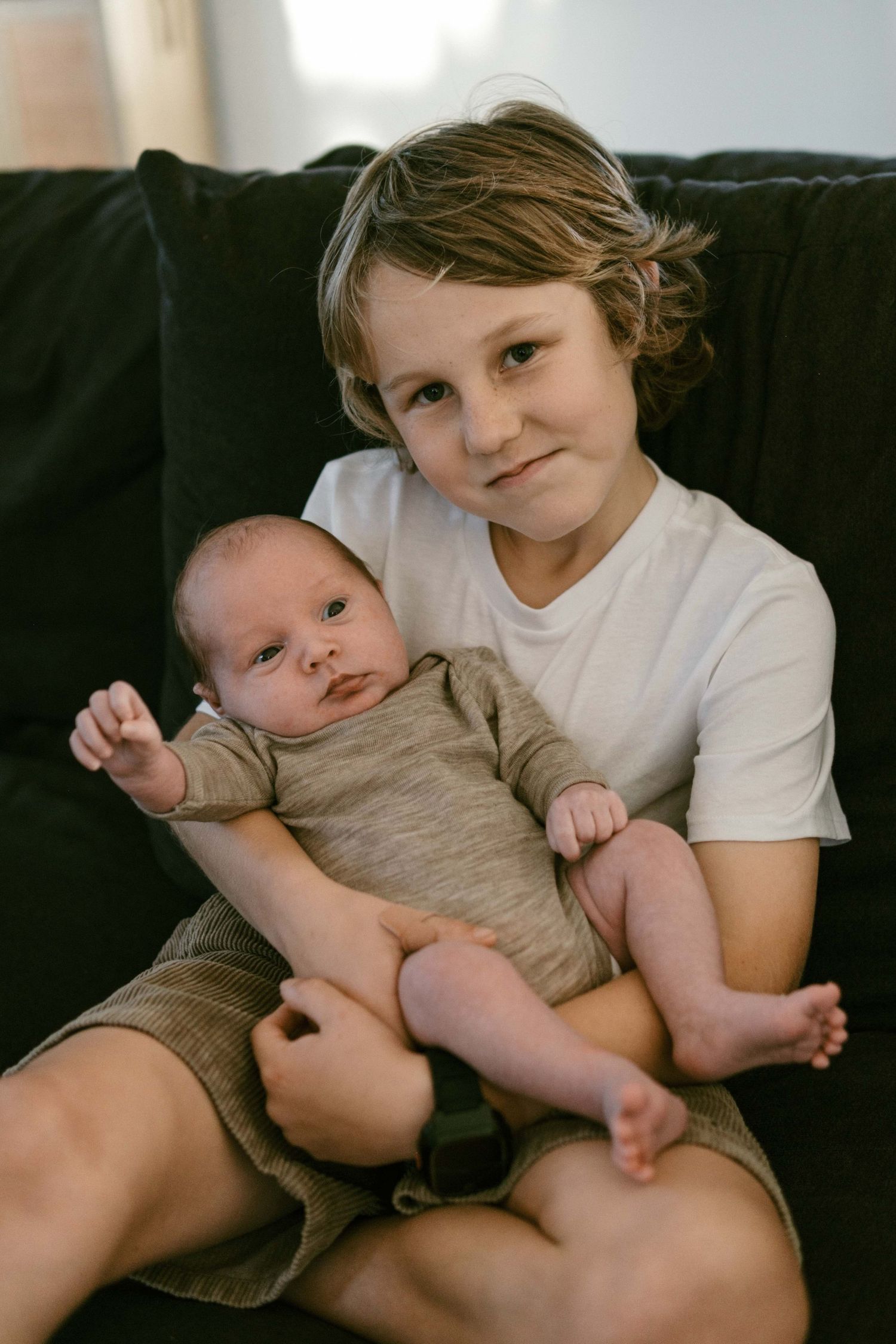 Coromandel peninsula family photography, a relaxed storytelling family in home newborn session