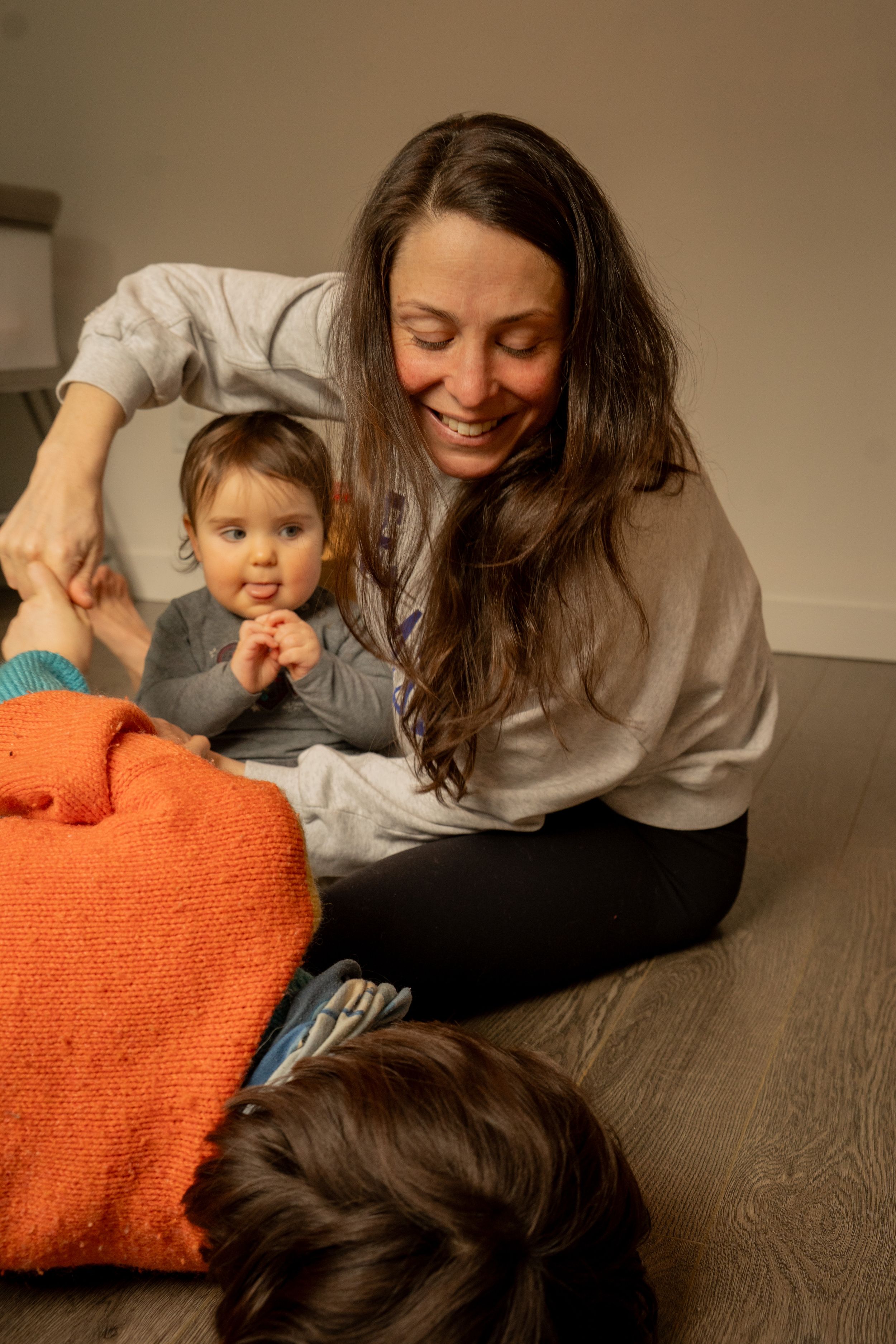 Photographie, séance photographique d'une famille. Chatouille avec maman dans la chambre au domicile à Sherbrooke, en Estrie. Enfants