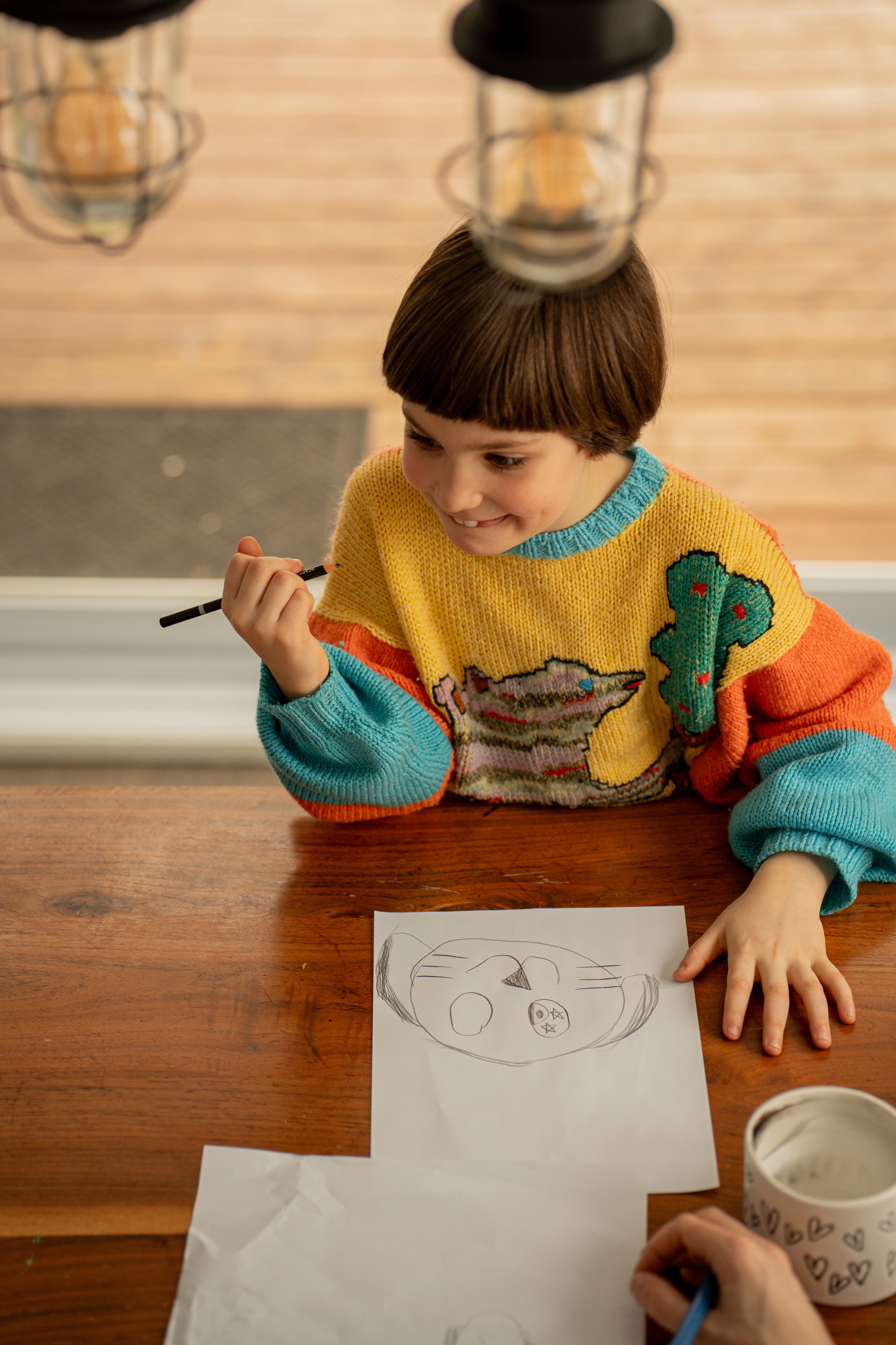 Photographie, séance photographique d'une famille. Dessin en famille avec maman dans la cuisine au domicile à Sherbrooke, en Estrie. Enfants