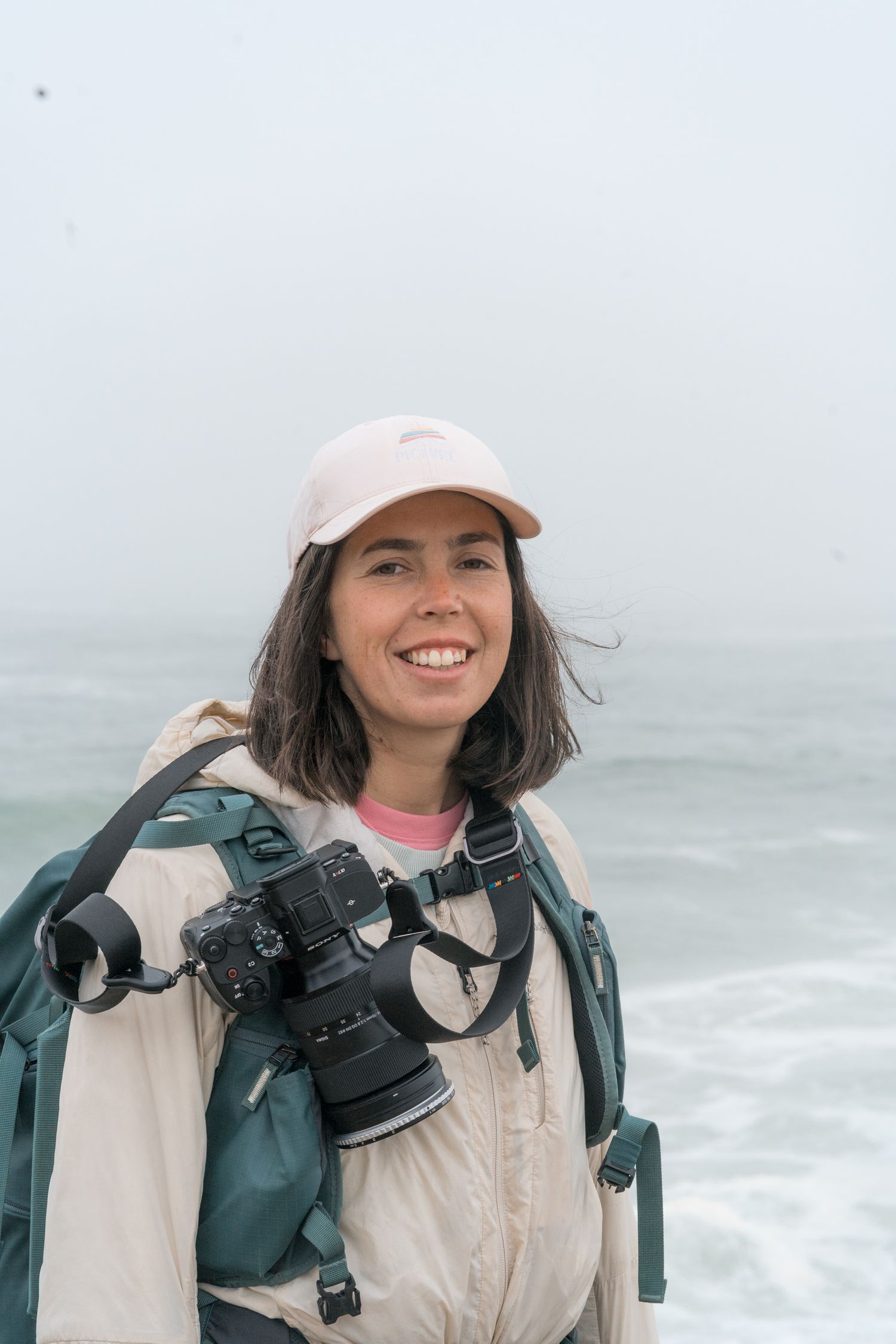 portrait marie blauwart, photographe devant l'océan à swakopmund