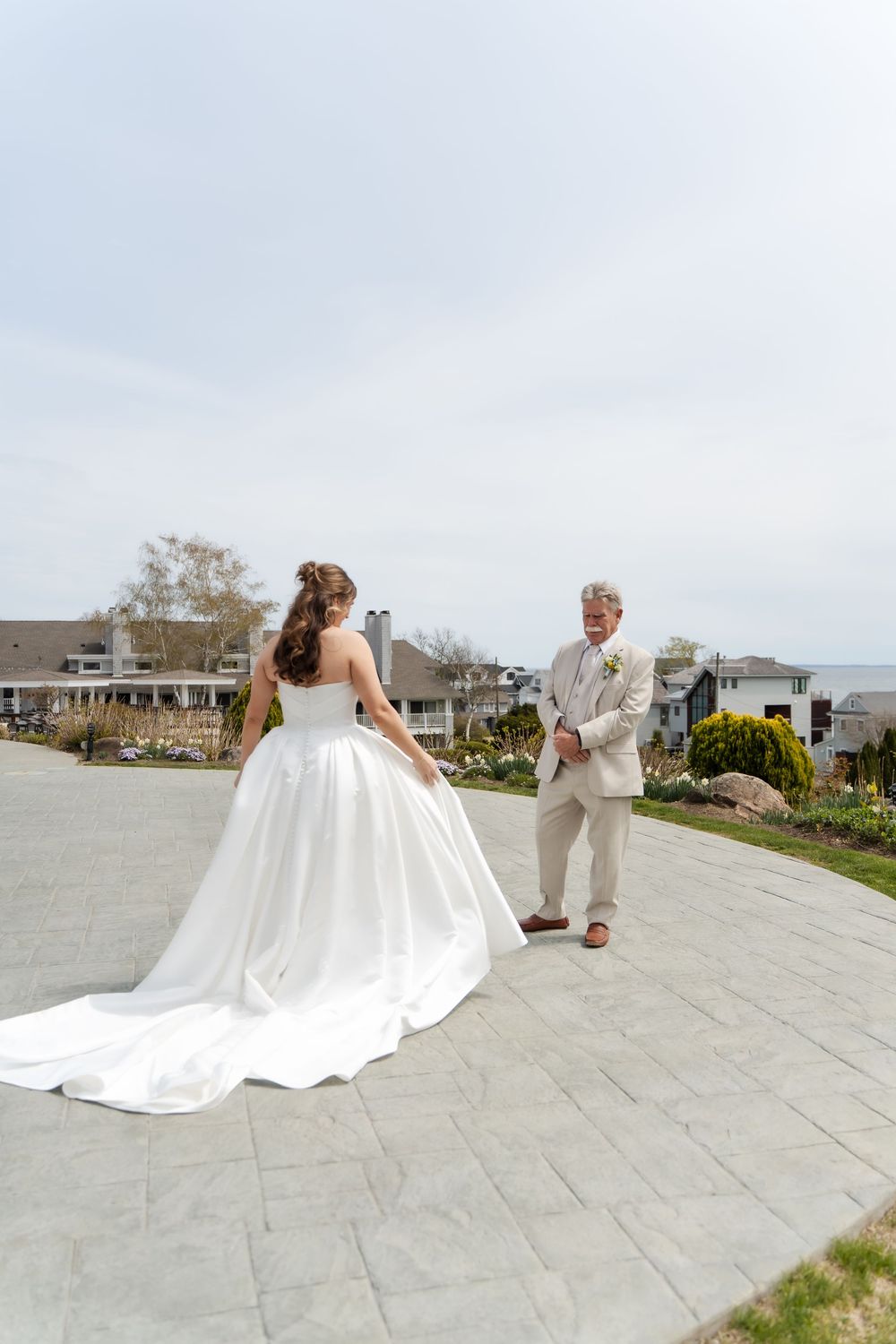 waters edge resort in connecticut bride and groom photos