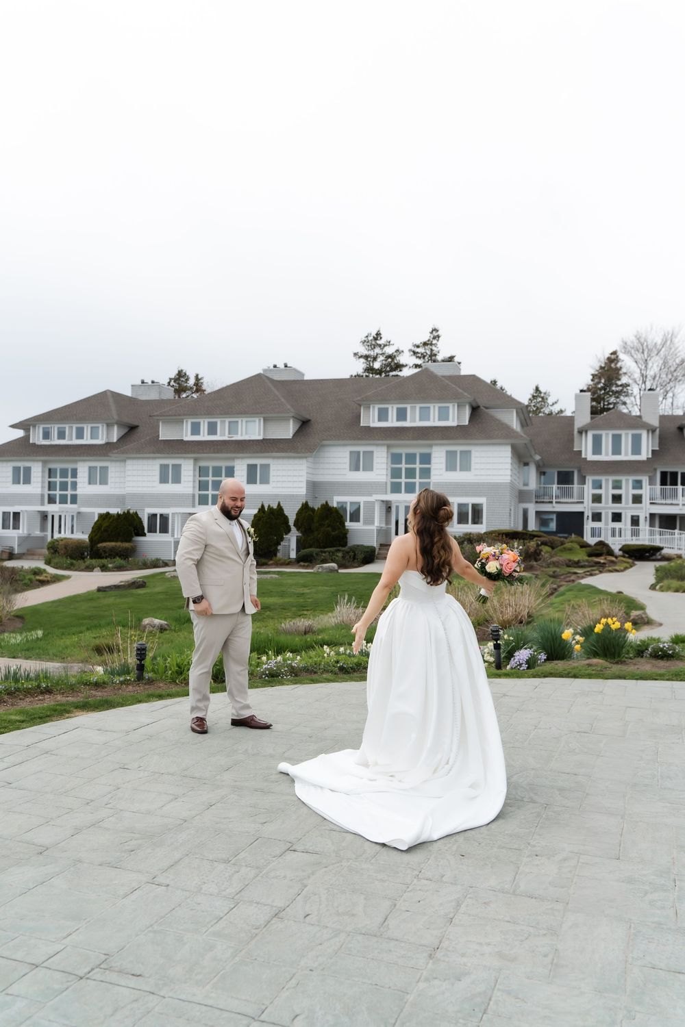 waters edge resort in connecticut bride and groom photos