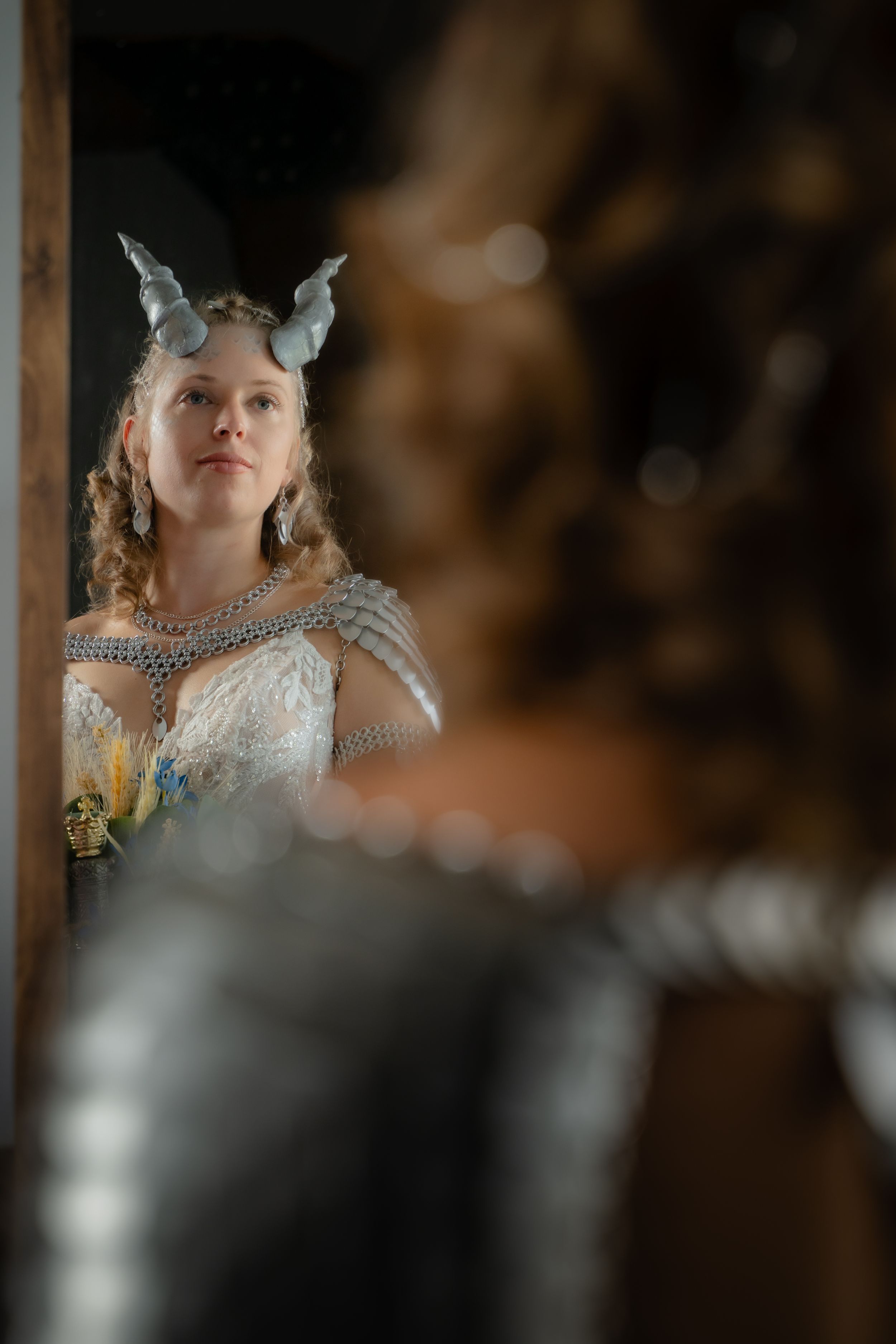 Préparatifs d’un mariage historique à l'Orée des Champs à Saint-Nazaire : la mariée et ses accessoires nordiques.