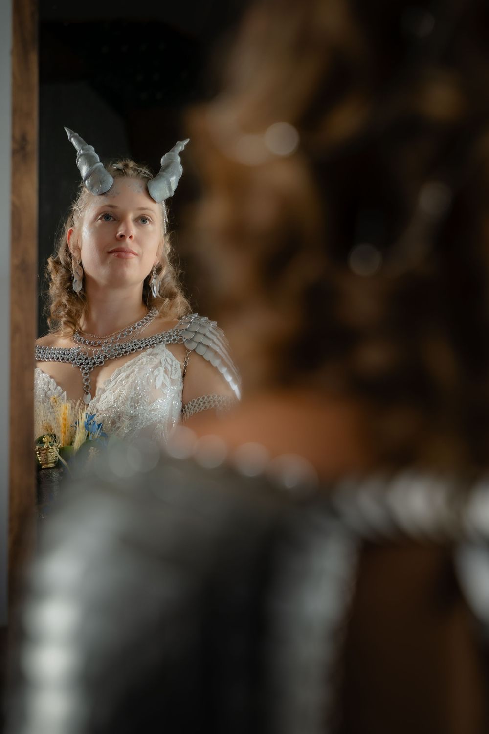 Préparatifs d’un mariage historique à l'Orée des Champs à Saint-Nazaire : la mariée et ses accessoires nordiques.