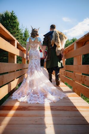 Portrait de dos des nouveaux mariés sur la passerelle en bois de l'Orée des Champs à Saint-Nazaire.