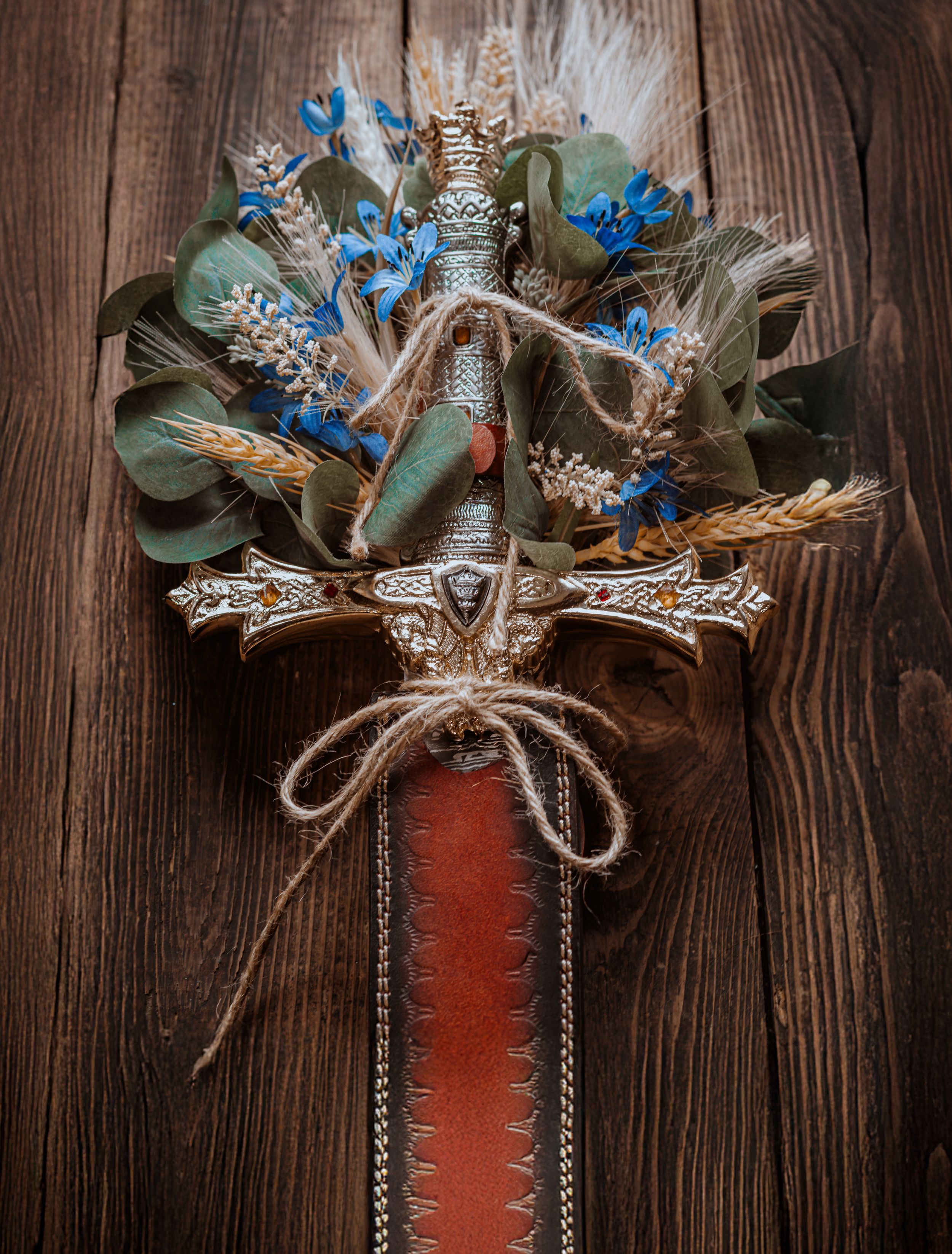 Épée viking de mariage médiéval décorée de runes nordiques, de gravures et entourée d’éléments rustiques.