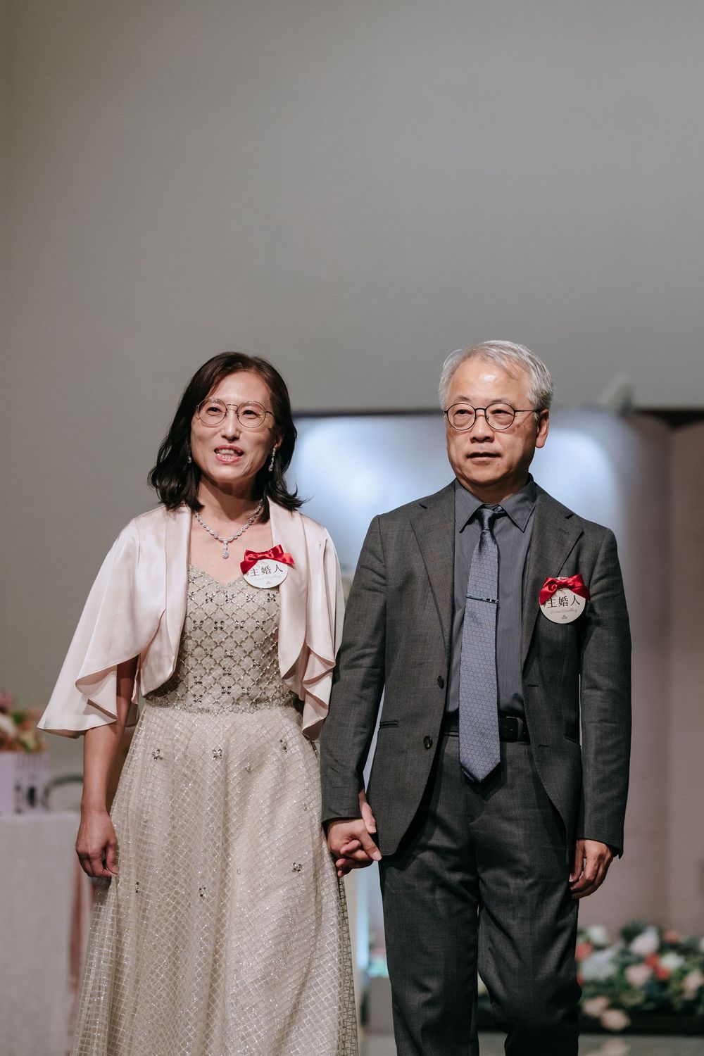 桃園晶宴午宴婚禮攝影，由渴望影像女攝影師 Jen 拍攝，以自然明亮、溫暖細膩的影像記錄新人與家人的真實互動。渴望影像提供桃園、台北、台中、台南、高雄及全台婚禮攝影，擅長飯店宴會、美式戶外婚禮、證婚與傳統婚禮，以自然而有美感的方式留下每一場婚禮故事。