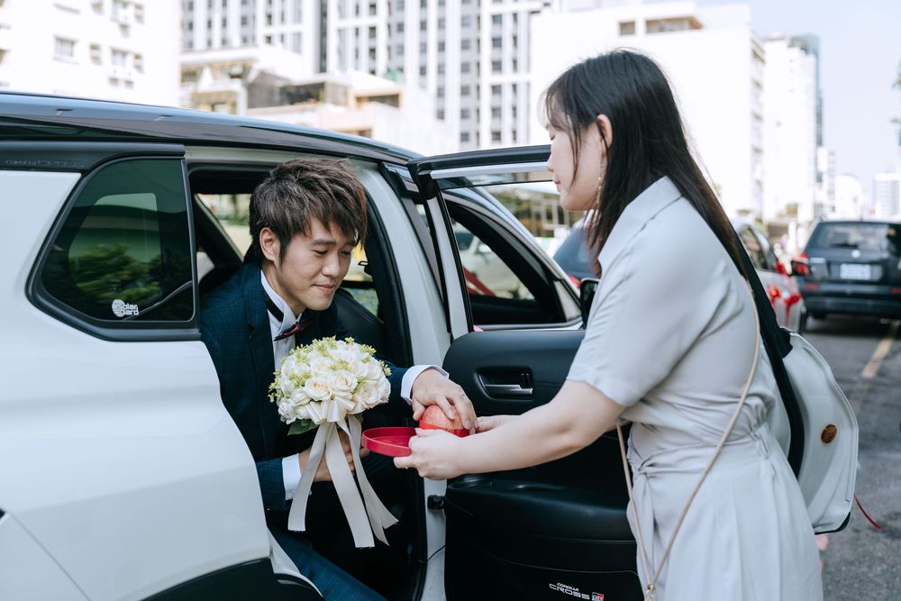 台南涵花庭婚禮攝影，記錄早儀式午宴的經典台灣婚禮流程，包含迎娶、拜別父母、新人進場、父親交手、家人擁抱與簡單類婚紗拍攝。渴望影像以自然明亮、溫暖細膩的婚禮紀實風格，保存新人與家人真實互動，提供台南、高雄及全台婚禮攝影服務。