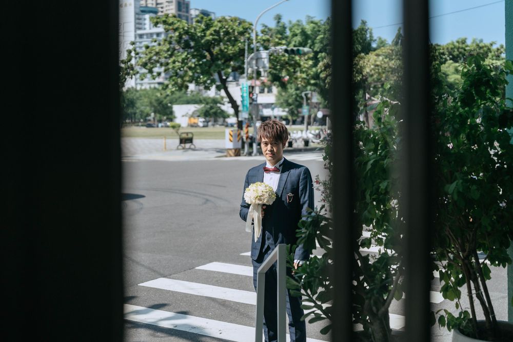 台南涵花庭婚禮攝影，記錄早儀式午宴的經典台灣婚禮流程，包含迎娶、拜別父母、新人進場、父親交手、家人擁抱與簡單類婚紗拍攝。渴望影像以自然明亮、溫暖細膩的婚禮紀實風格，保存新人與家人真實互動，提供台南、高雄及全台婚禮攝影服務。