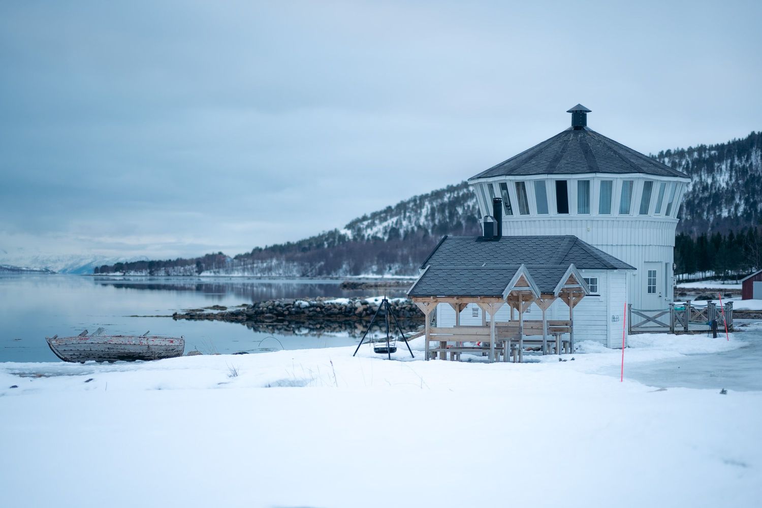 phare au bord du fjord, hotel senja norvege