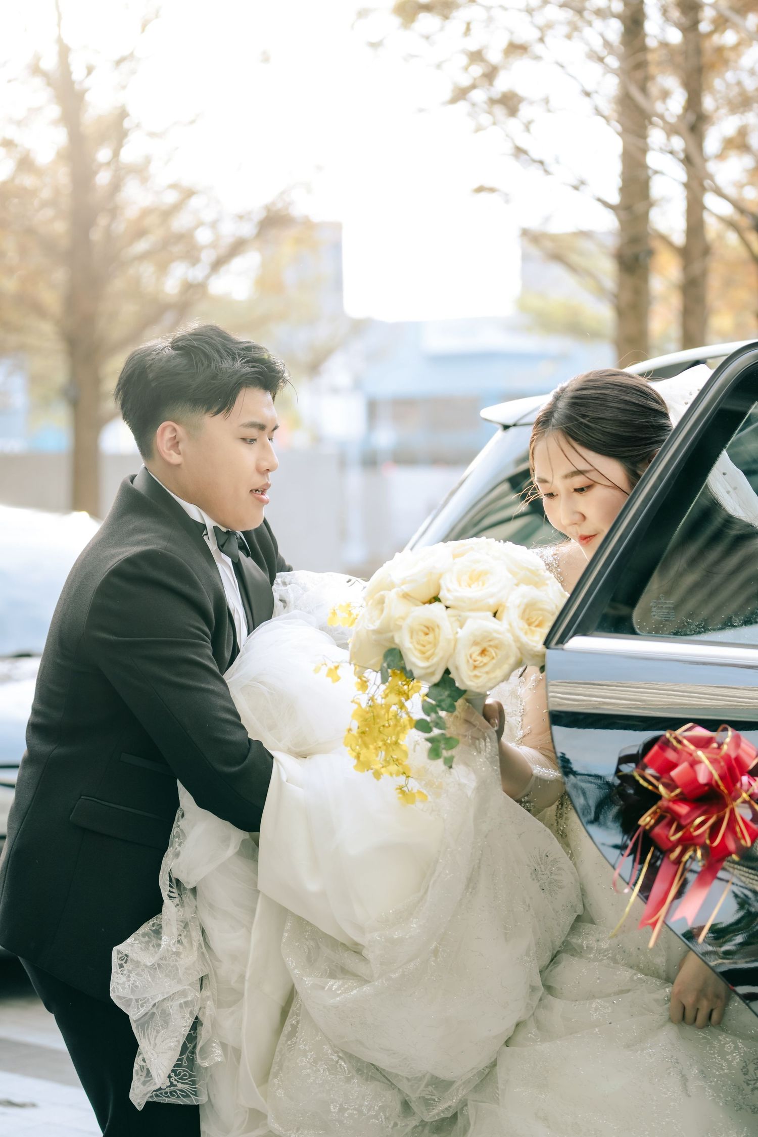 台中萊特薇庭婚禮攝影，由渴望影像 Eric、Rowen 共同拍攝。婚禮從新人自宅開始，記錄朋友闖關、經典迎娶、家人互動與熟悉的生活空間，再前往萊特薇庭完成教堂證婚。以自然抓拍與完整敘事，留下從家中出發到正式婚禮的真實情感與珍貴回憶。