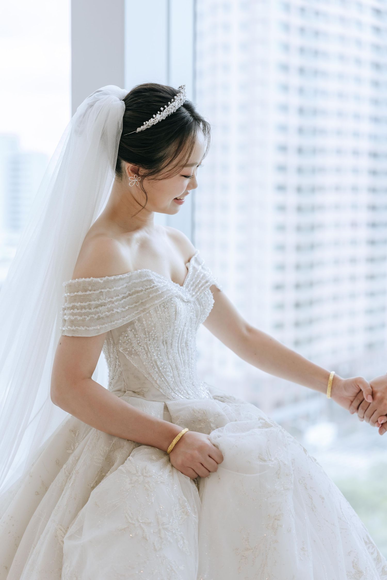 高雄漢神巨蛋婚禮攝影,由渴望影像 Rowen 主拍、Rebecca 共同記錄。純午宴前安排類婚紗拍攝,完整留下經典進場、Lucy 健康操歡樂橋段、親友自然互動與婚禮手電筒星芒創意畫面。Rowen 擅長穩定掌握婚宴流程、自然引導與經典構圖,呈現明亮耐看又充滿婚禮氣氛的高雄婚宴紀錄。