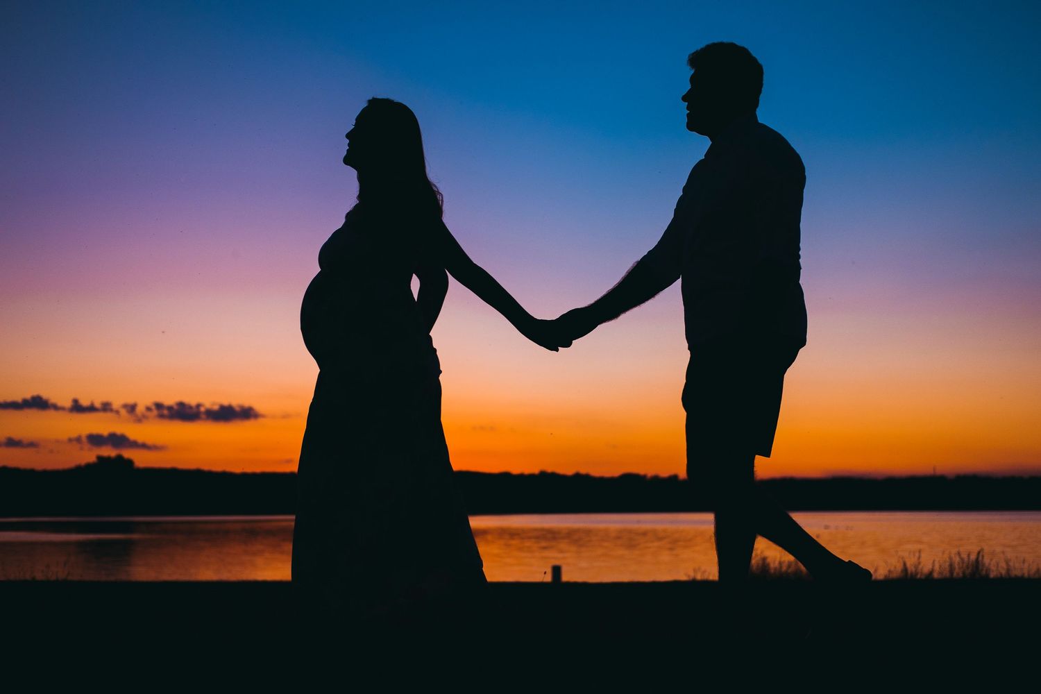 Outdoor maternity portrait session in the park by Gesiel Martins in Michigan